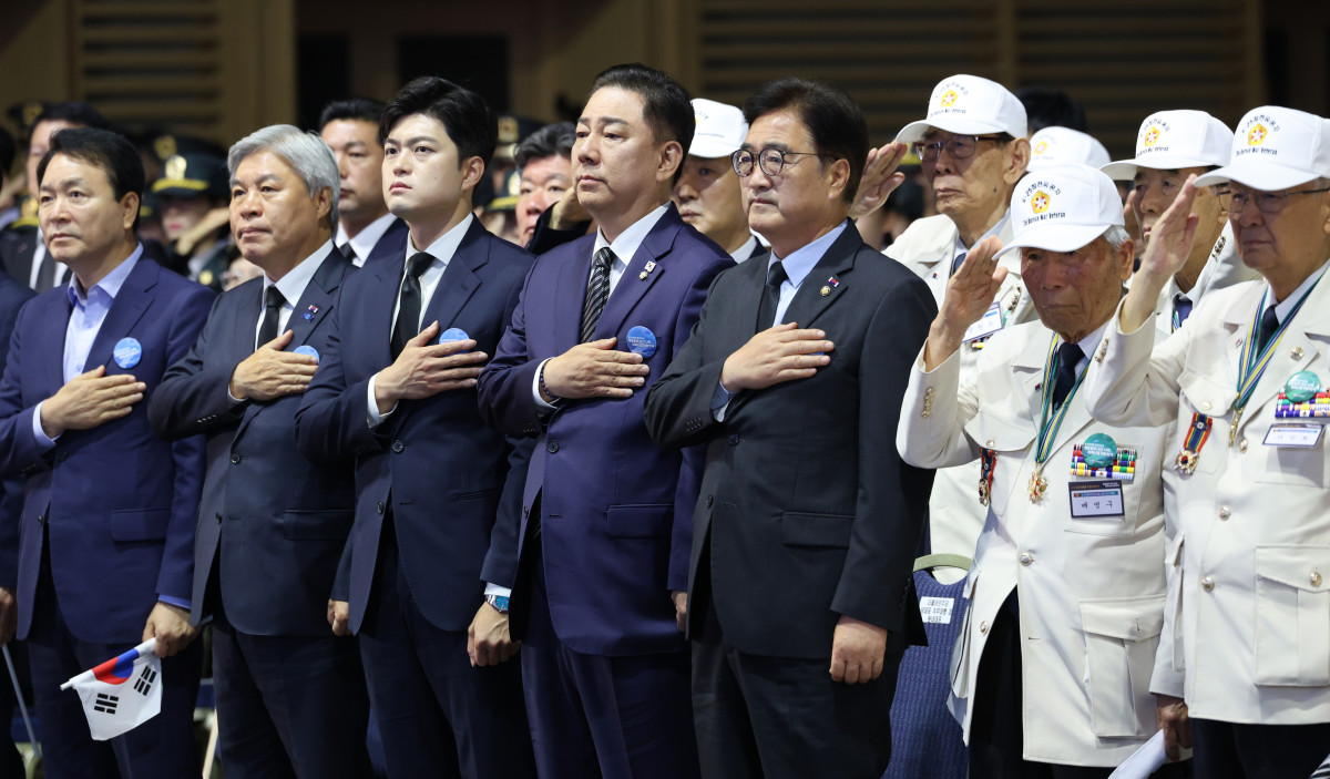 ▲25일 오전 대전컨벤션센터에서 열린 6·25전쟁 75주년 행사에서 참석자들이 국기에 경례하고 있다. 오른쪽 세 번째부터 우원식 국회의장, 더불어민주당 김병기 당 대표 직무대행 겸 원내대표, 국민의힘 김용태 비상대책위원장. 2025.6.25 (연합뉴스)