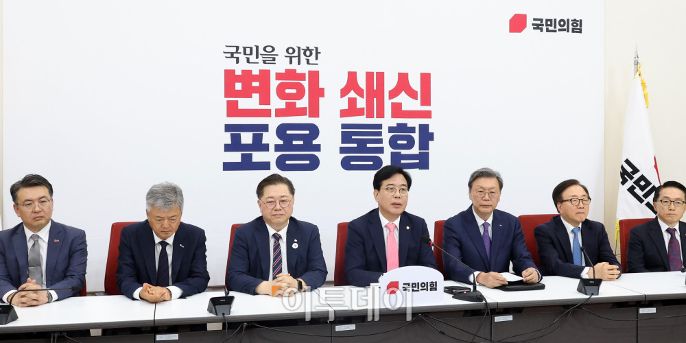 ▲송언석 국민의힘 원내대표가 25일 서울 여의도 국회에서 열린 경제6단체 부회장단과의 면담에서 발언을 하고 있다. 왼쪽부터 오기웅 중소기업중앙회 상근부회장, 이인호 한국무역협회 상근부회장, 박일준 대한상공회의소 상근부회장, 송 원내대표, 김창범 한국경제인협회 상근부회장, 이동근 한국경영자총협회 상근부회장, 이호준 한국중견기업연합회 상근부회장. 고이란 기자 photoeran@