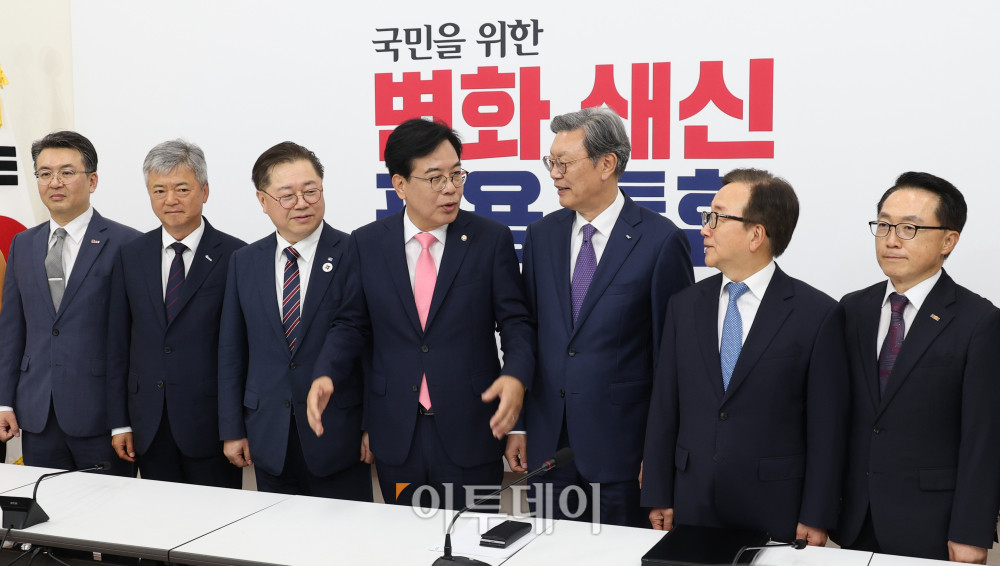 ▲송언석 국민의힘 원내대표가 25일 서울 여의도 국회에서 열린 경제6단체 부회장단과의 면담에 앞서 기념촬영 하고 있다. 왼쪽부터 오기웅 중소기업중앙회 상근부회장, 이인호 한국무역협회 상근부회장, 박일준 대한상공회의소 상근부회장, 송 원내대표, 김창범 한국경제인협회 상근부회장, 이동근 한국경영자총협회 상근부회장, 이호준 한국중견기업연합회 상근부회장. 고이란 기자 photoeran@