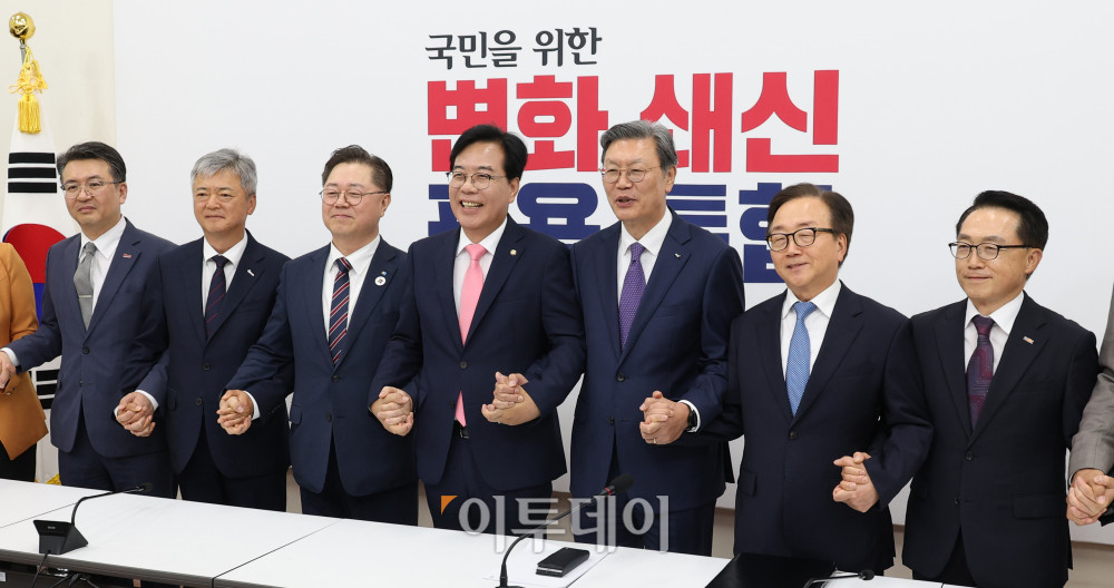 ▲송언석 국민의힘 원내대표가 25일 서울 여의도 국회에서 열린 경제6단체 부회장단과의 면담에 앞서 기념촬영 하고 있다. 왼쪽부터 오기웅 중소기업중앙회 상근부회장, 이인호 한국무역협회 상근부회장, 박일준 대한상공회의소 상근부회장, 송 원내대표, 김창범 한국경제인협회 상근부회장, 이동근 한국경영자총협회 상근부회장, 이호준 한국중견기업연합회 상근부회장. 고이란 기자 photoeran@