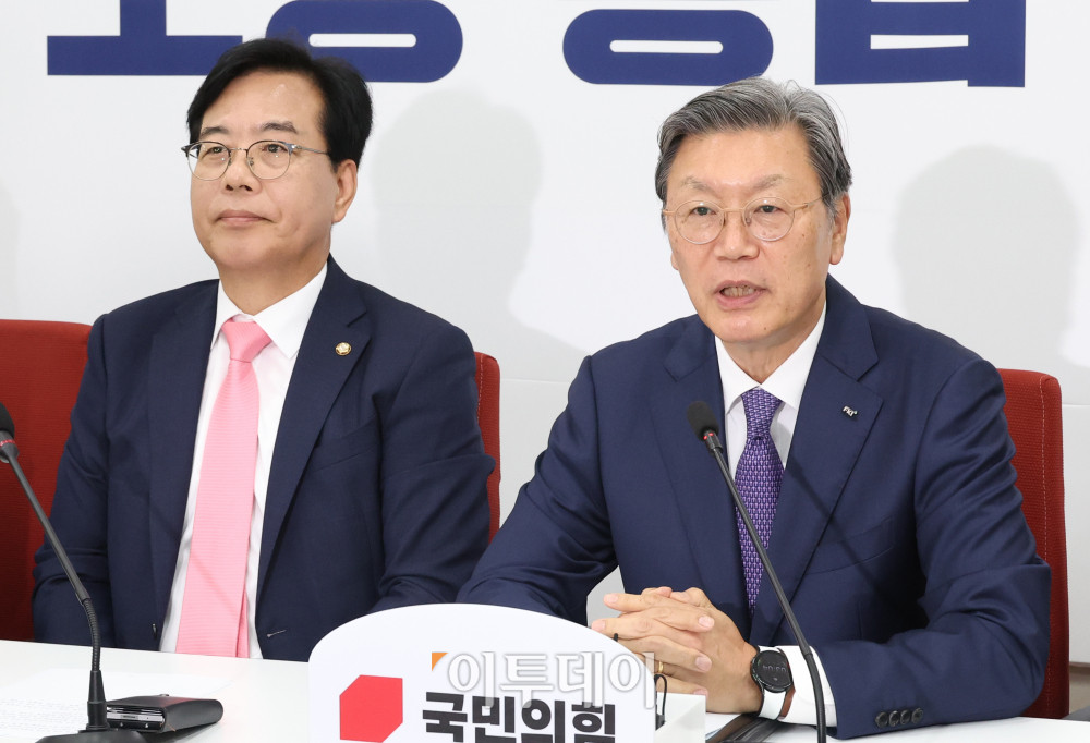 ▲김창범(오른쪽) 한국경제인협회 상근부회장이 25일 서울 여의도 국회에서 열린 송언석 국민의힘 원내대표와 경제6단체 부회장단 면담에서 발언을 하고 있다. 고이란 기자 photoeran@