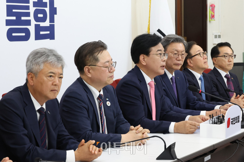 ▲송언석 국민의힘 원내대표가 25일 서울 여의도 국회에서 열린 경제6단체 부회장단과의 면담에서 발언을 하고 있다. 왼쪽부터 이인호 한국무역협회 상근부회장, 박일준 대한상공회의소 상근부회장, 송 원내대표, 김창범 한국경제인협회 상근부회장, 이동근 한국경영자총협회 상근부회장, 이호준 한국중견기업연합회 상근부회장. 고이란 기자 photoeran@