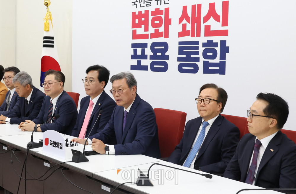 ▲김창범 한국경제인협회 상근부회장이 25일 서울 여의도 국회에서 열린 송언석 국민의힘 원내대표와 경제6단체 부회장단 면담에서 발언을 하고 있다. 왼쪽부터 오기웅 중소기업중앙회 상근부회장, 이인호 한국무역협회 상근부회장, 박일준 대한상공회의소 상근부회장, 송 원내대표, 김 상근부회장, 이동근 한국경영자총협회 상근부회장, 이호준 한국중견기업연합회 상근부회장. 고이란 기자 photoeran@