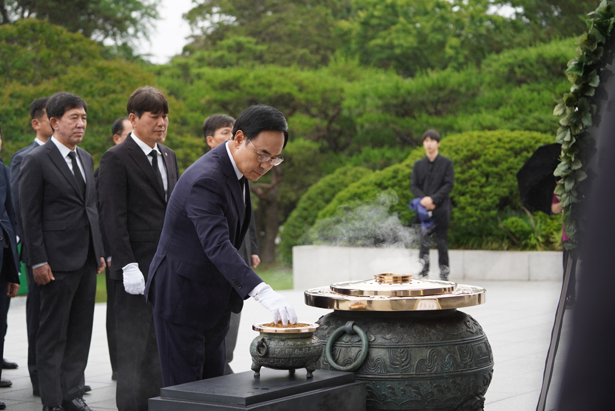 ▲이용배 현대로템 대표이사가 25일 국립서울현충원 현충탑에서 순국선열 및 호국 영령에 분향하고 있다. (현대로템)