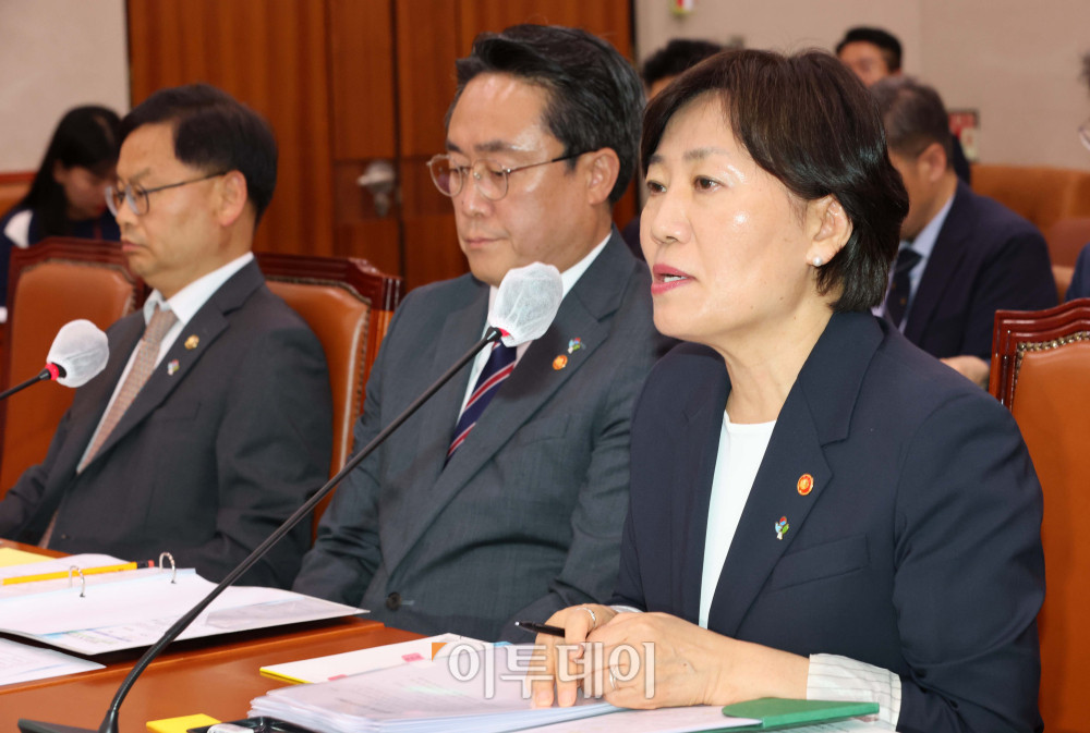 ▲송미령 농림축산식품부 장관이 25일 서울 여의도 국회에서 열린 농림축산식품해양수산위원회 전체회의에서 의원 질의에 답하고 있다. 고이란 기자 photoeran@