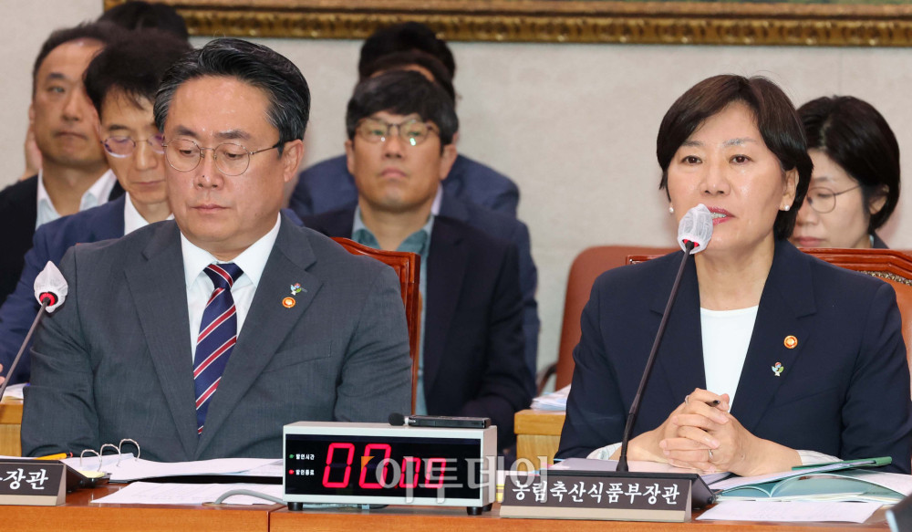 ▲송미령 농림축산식품부 장관이 25일 서울 여의도 국회에서 열린 농림축산식품해양수산위원회 전체회의에서 의원 질의에 답하고 있다. 왼쪽은 강도형 해양수산부 장관. 고이란 기자 photoeran@