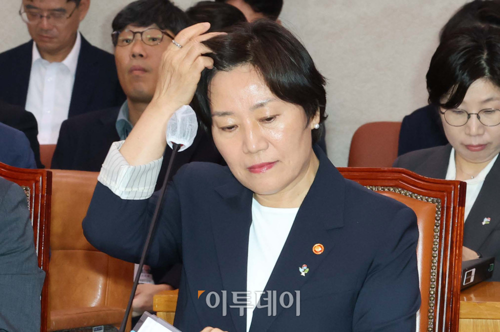 ▲송미령 농림축산식품부 장관이 25일 서울 여의도 국회에서 열린 농림축산식품해양수산위원회 전체회의에서 머리를 만지고 있다 고이란 기자 photoeran@