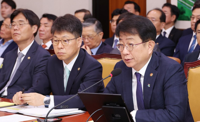 ▲박상우 국토교통부 장관이 25일 국회 국토교통위원회 전체회의에서 2025년도 제2회 추가경정예산안 관련 위원 질의에 답하고 있다. (연합뉴스)