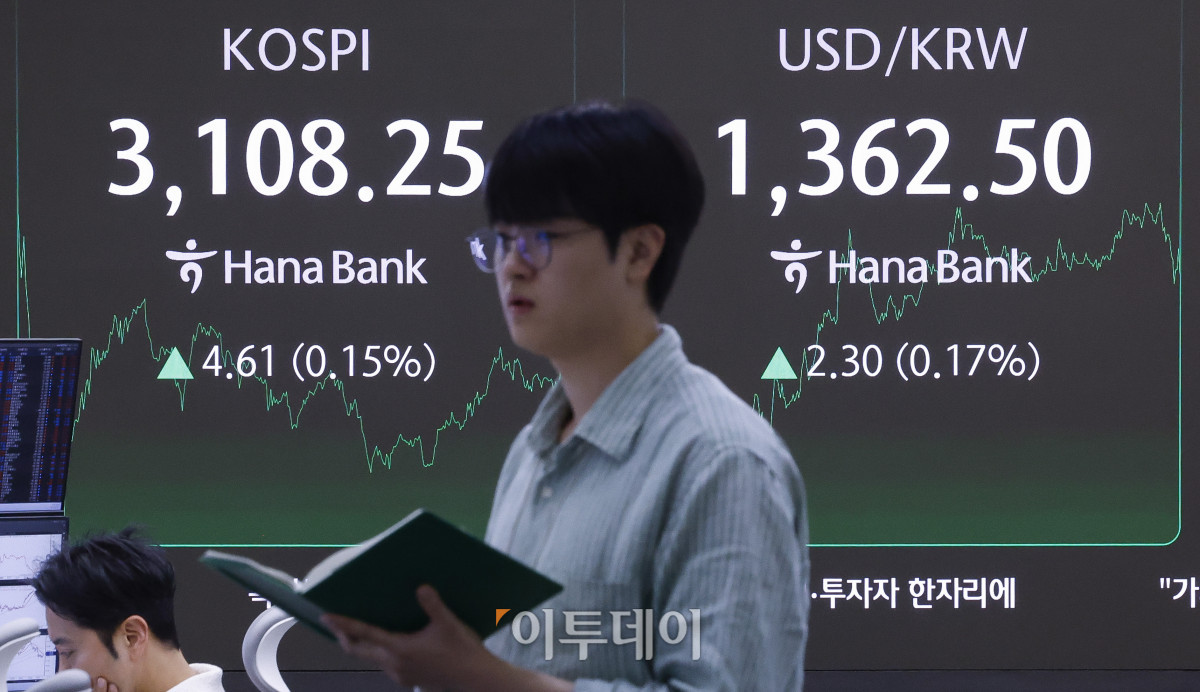 ▲코스피가 상승하며 3100선 강보합으로 마감한 25일 서울 중구 하나은행 딜링룸 전광판에 코스피, 원·달러 환율이 표시돼 있다. 이날 코스피는 전 거래일보다 4.61(0.15%) 포인트 상승한 3108.25를 나타냈다. 원·달러 환율은 종가 기준 1362.50원을 나타냈다. 조현호 기자 hyunho@