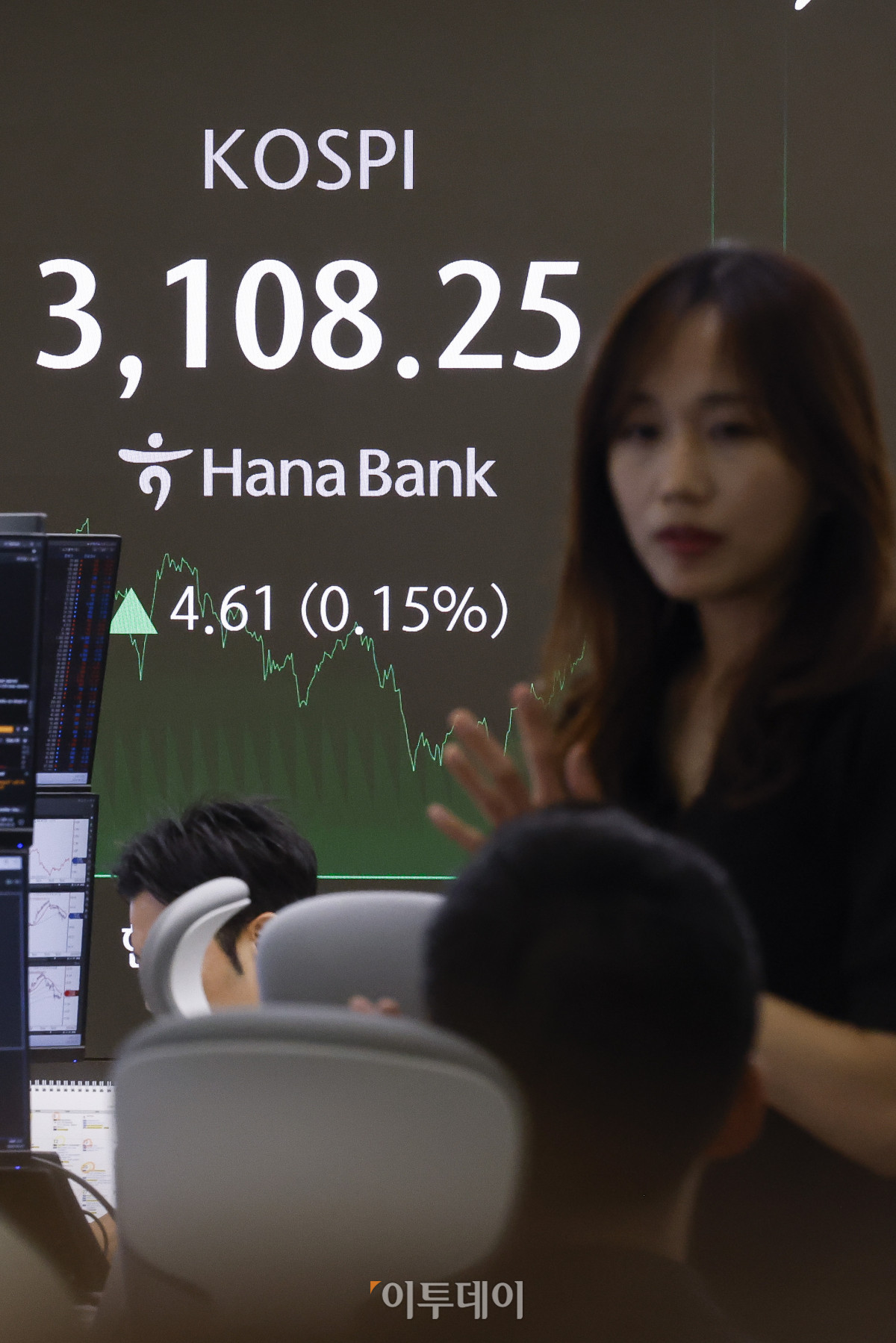 ▲코스피가 상승하며 3100선 강보합으로 마감한 25일 서울 중구 하나은행 딜링룸 전광판에 코스피가 표시돼 있다. 이날 코스피는 전 거래일보다 4.61(0.15%) 포인트 상승한 3108.25를 나타냈다. 조현호 기자 hyunho@