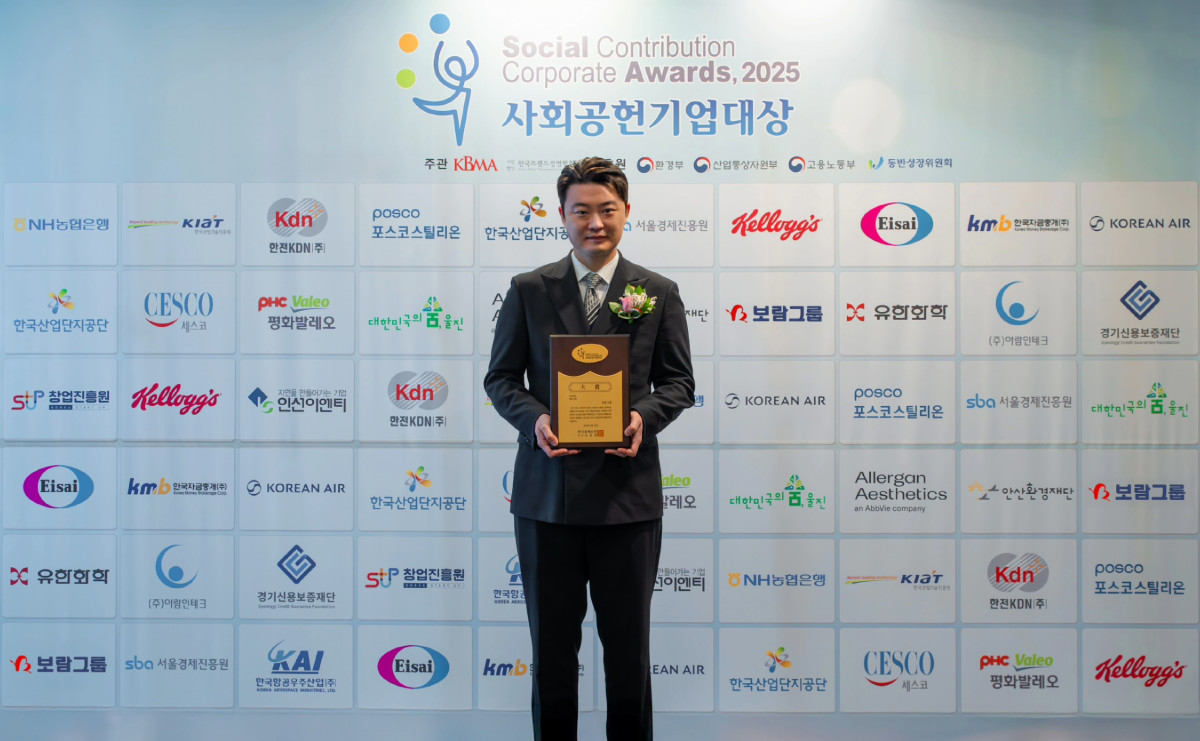 ▲최요한 보람그룹 상무가 2025 사회공헌기업대상 시상식에서 기념촬영을 하고 있다. (사진제공=보람그룹)