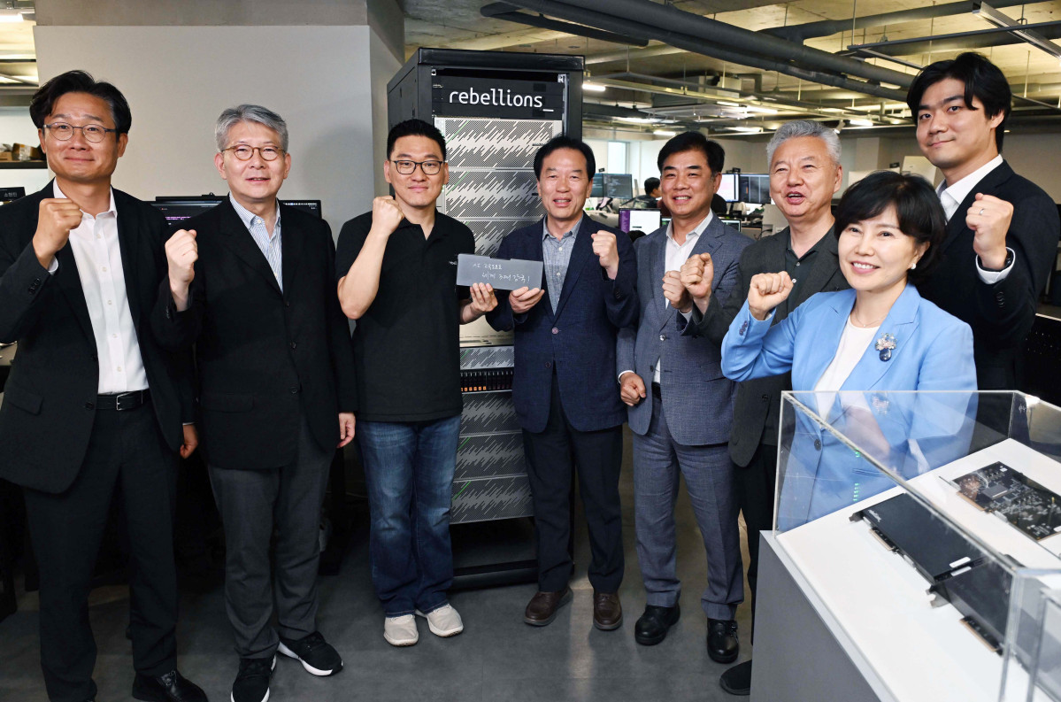 ▲정태호 국정기획위원회 경제1분과 위원장과 분과·전문위원이 25일 오후 경기 성남시 분당구 AI반도체 스타트업 리벨리온 본사를 방문해 박성현 리벨리온 대표와 함께 지난 울산 데이터센터 출범식에서 이재명 대통령이 사인한 리벨리온 NPU 카드를 든 채 기념촬영하고 있다. 신태현 기자 holjjak@