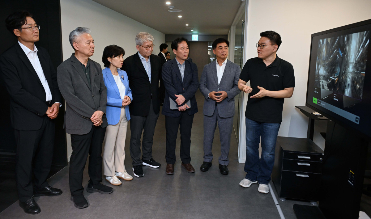 ▲정태호 국정기획위원회 경제1분과 위원장과 분과·전문위원이 25일 오후 경기 성남시 분당구 AI반도체 스타트업 리벨리온 본사를 방문해 박성현 리벨리온 대표로부터 엔비디아 대비 우수한 리벨리온 NPU 에너지 효율성 관련 시연 영상을 살펴보고 있다. 왼쪽부터 신현성 전문위원, 홍성국·김은경·이종욱 분과위원, 정 위원장, 김병욱 분과위원, 박 대표. 신태현 기자 holjjak@
