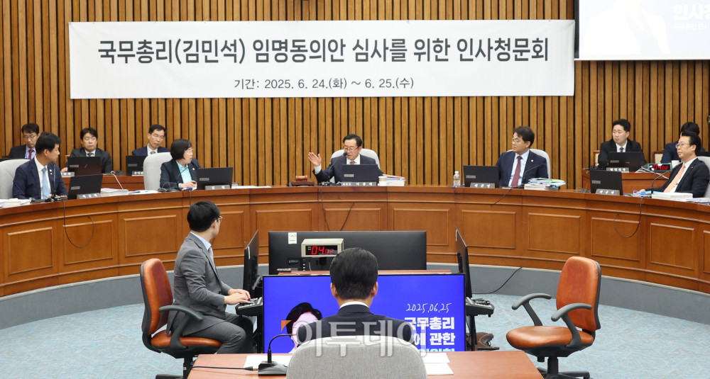 ▲김민석 국무총리 후보자가 25일 서울 여의도 국회에서 열린 인사청문회에서 의원 질의에 답하고 있다. 고이란 기자 photoeran@