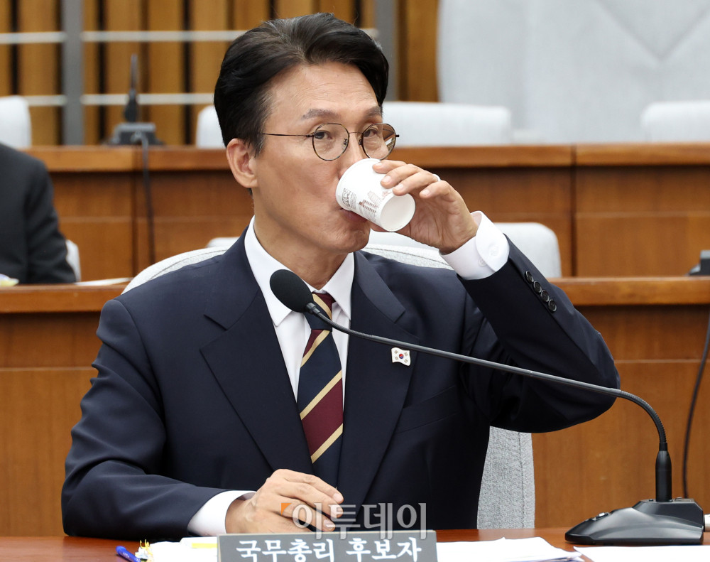 ▲김민석 국무총리 후보자가 25일 서울 여의도 국회에서 열린 인사청문회에서 물을 마시고 있다. 고이란 기자 photoeran@