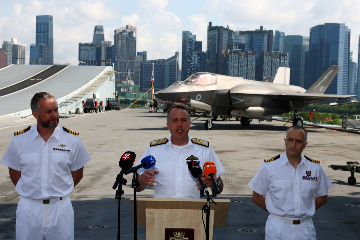 ▲제임스 블랙모어(가운데) 영국 항모전단장이 24일(현지시간) 싱가포르에 정박한 항공모함 HMS프린스오브웨일스에서 기자회견을 하고 있다. 싱가포르/로이터연합뉴스
