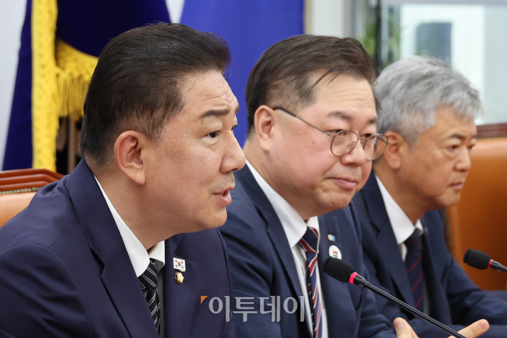 ▲김병기 더불어민주당 대표 직무대행 겸 원내대표가 25일 서울 여의도 국회에서 열린 경제6단체 부회장단과의 면담에 발언을 하고 있다. 왼쪽부터 김 원내대표, 박일준 대한상공회의소 상근부회장, 이인호 한국무역협회 상근부회장. 고이란 기자 photoeran@