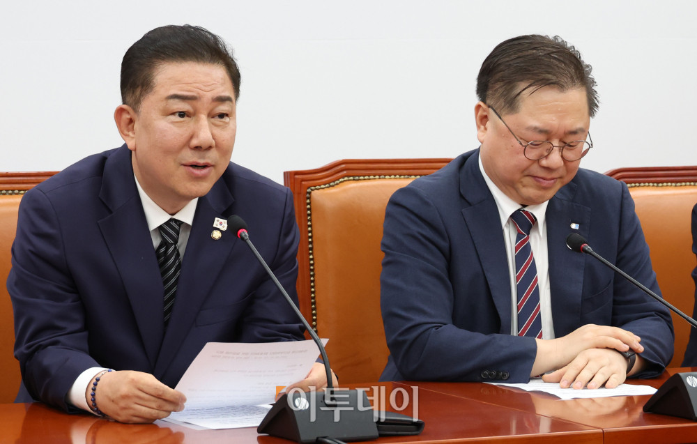 ▲김병기 더불어민주당 대표 직무대행 겸 원내대표가 25일 서울 여의도 국회에서 열린 경제6단체 부회장단과의 면담에서 발언을 하고 있다. 오른쪽은 박일준 대한상공회의소 상근부회장. 고이란 기자 photoeran@