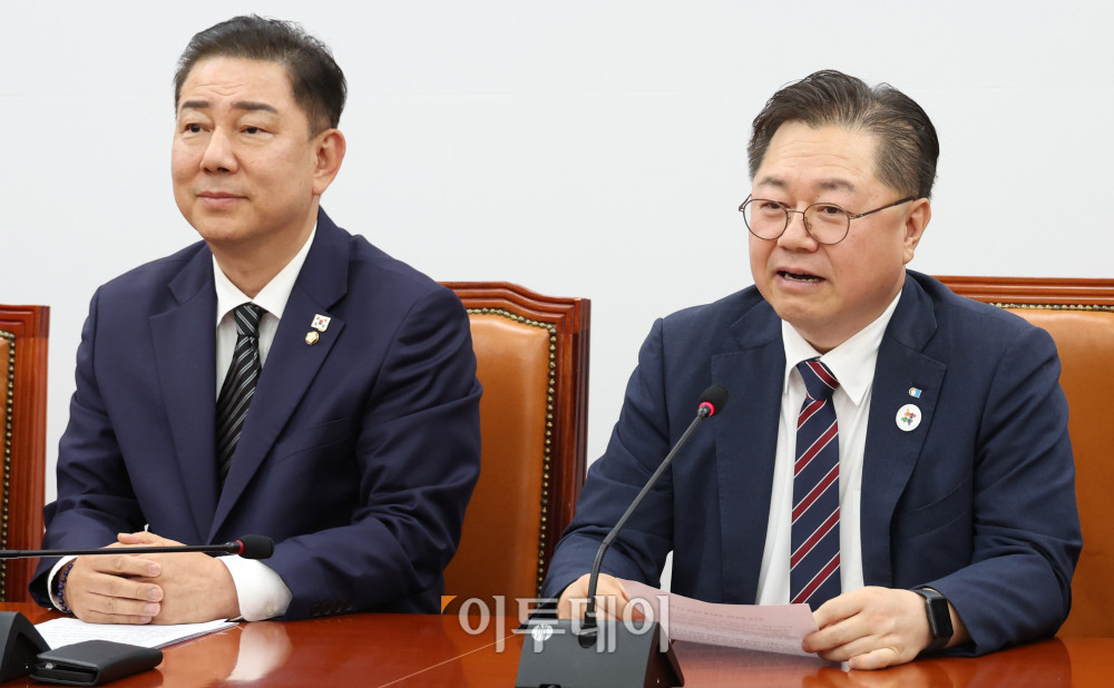 ▲박일준(오른쪽) 대한상공회의소 상근부회장이 25일 서울 여의도 국회에서 열린 김병기 더불어민주당 대표 직무대행 겸 원내대표와 경제6단체 부회장단 면담에서 발언을 하고 있다. 고이란 기자 photoeran@