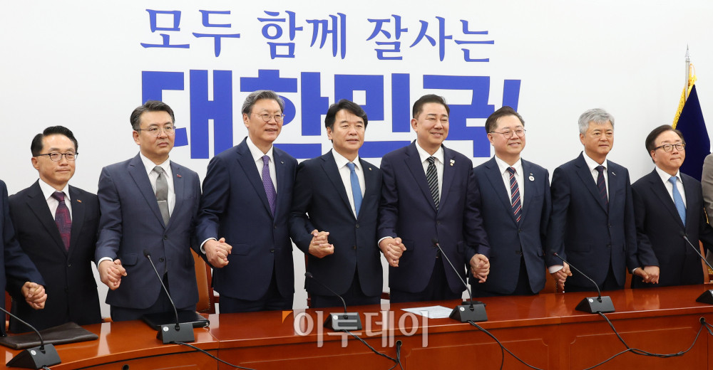 ▲김병기 더불어민주당 대표 직무대행 겸 원내대표가 25일 서울 여의도 국회에서 열린 경제6단체 부회장단과의 면담에 앞서 기념촬영을 하고 있다. 왼쪽부터 이호준 한국중견기업연합회 상근부회장, 오기웅 중소기업중앙회 상근부회장, 김창범 한국경제인협회 상근부회장, 문진석 민주당 원내수석, 김 원내대표, 박일준 대한상공회의소 상근부회장, 이인호 한국무역협회 상근부회장, 이동근 한국경영자총협회 상근부회장. 고이란 기자 photoeran@