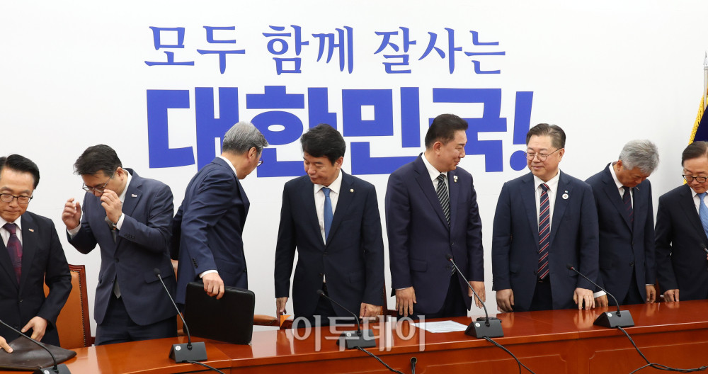 ▲김병기 더불어민주당 대표 직무대행 겸 원내대표가 25일 서울 여의도 국회에서 열린 경제6단체 부회장단과의 면담에 앞서 기념촬영을 마치고 자리로 향하고 있다. 왼쪽부터 이호준 한국중견기업연합회 상근부회장, 오기웅 중소기업중앙회 상근부회장, 김창범 한국경제인협회 상근부회장, 문진석 민주당 원내수석, 김 원내대표, 박일준 대한상공회의소 상근부회장, 이인호 한국무역협회 상근부회장, 이동근 한국경영자총협회 상근부회장. 고이란 기자 photoeran@