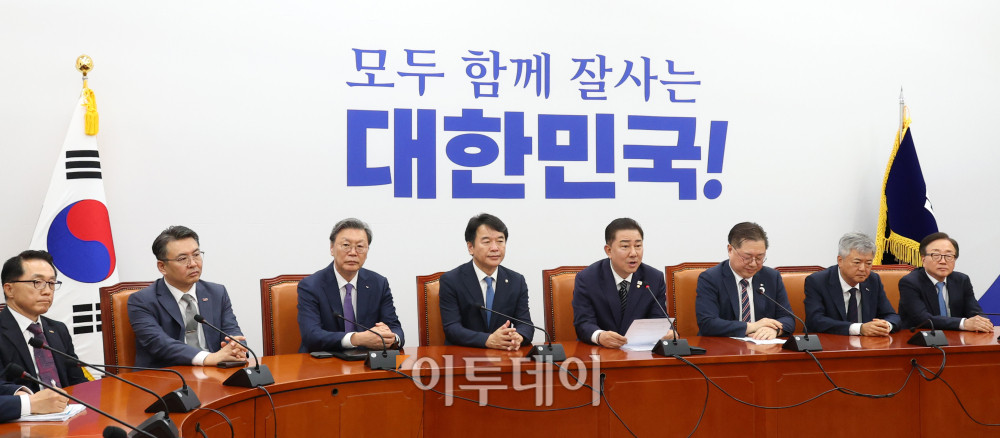 ▲김병기 더불어민주당 대표 직무대행 겸 원내대표가 25일 서울 여의도 국회에서 열린 경제6단체 부회장단과의 면담에 발언을 하고 있다. 왼쪽부터 이호준 한국중견기업연합회 상근부회장, 오기웅 중소기업중앙회 상근부회장, 김창범 한국경제인협회 상근부회장, 문진석 민주당 원내수석, 김 원내대표, 박일준 대한상공회의소 상근부회장, 이인호 한국무역협회 상근부회장, 이동근 한국경영자총협회 상근부회장. 고이란 기자 photoeran@