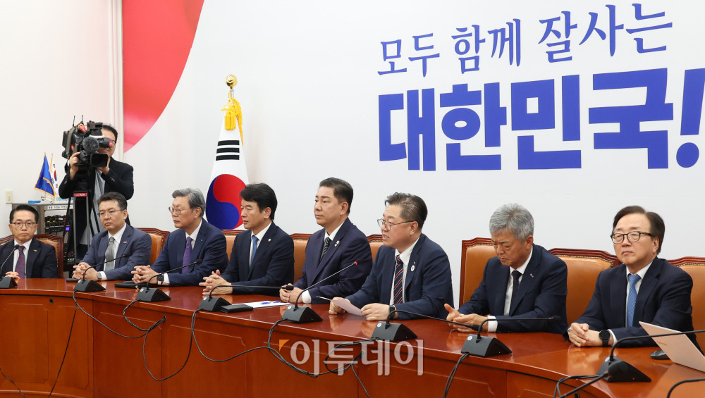 ▲박일준 대한상공회의소 상근부회장이 25일 서울 여의도 국회에서 열린 김병기 더불어민주당 대표 직무대행 겸 원내대표와 경제6단체 부회장단 면담에서 발언을 하고 있다. 왼쪽부터 이호준 한국중견기업연합회 상근부회장, 오기웅 중소기업중앙회 상근부회장, 김창범 한국경제인협회 상근부회장, 문진석 민주당 원내수석, 김 원내대표, 박 상근부회장, 이인호 한국무역협회 상근부회장, 이동근 한국경영자총협회 상근부회장. 고이란 기자 photoeran@
