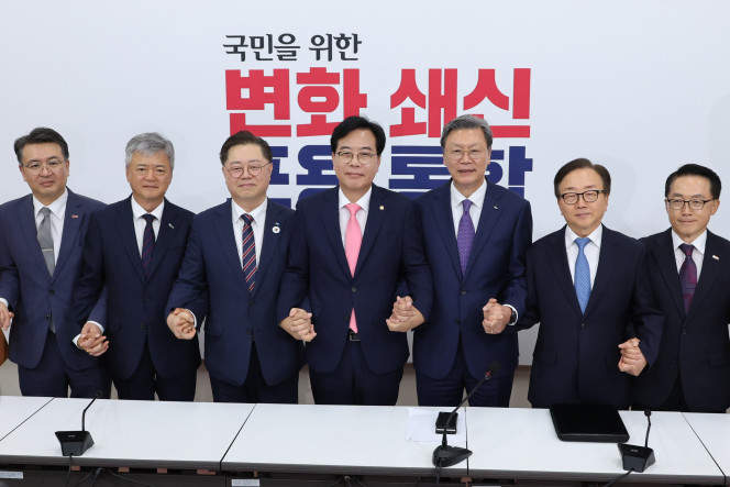 ▲국민의힘 송언석 원내대표가 25일 서울 여의도 국회에서 열린 경제6단체 부회장단과의 면담에 앞서 기념촬영 하고 있다. 왼쪽부터 오기웅 중소기업중앙회 상근부회장, 이인호 한국무역협회 상근부회장, 박일준 대한상공회의소 상근부회장, 송언석 원내대표, 김창범 한국경제인협회 상근부회장, 이동근 한국경영자총협회 상근부회장, 이호준 한국중견기업연합회 상근부회장. 2025.6.25 (연합뉴스)