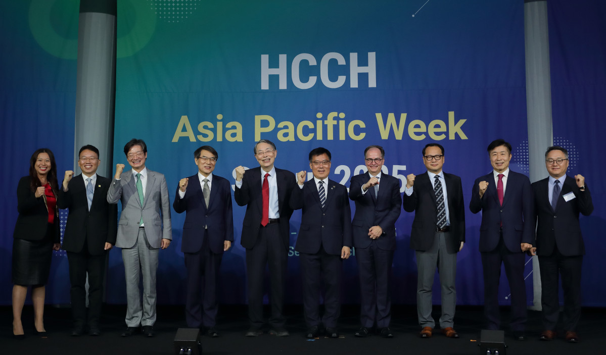 ▲ 김석우 법무부 장관 직무대행을 비롯해 크리스토프 베르나스코니 헤이그국제사법회의(HCCH) 사무총장, 노태악 대법관(한국 국제사법학회장), 이승련 사법정책연구원장, 정웅석 한국형사법무정책연구원장, 정익중 아동권리보장원장, 전성수 서초구청장 등이 25일 ‘헤이그 국제사법 회의 아시아‧태평양 주간 서울 2025(HCCH Asia Pacific Week Seoul 2025)’에 참석해 기념 촬영을 하고 있다. (사진 제공 = 법무부)