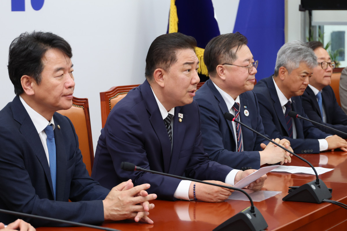 ▲더불어민주당 김병기 당대표 직무대행 겸 원내대표와 문진석 원내운영수석부대표가 25일 서울 여의도 국회에서 경제6단체 부회장단과 면담하고 있다.    왼쪽부터 문진석 원내운영수석부대표, 김병기 원내대표, 박일준 대한상공회의소 상근부회장, 이인호 한국무역협회 상근부회장, 이동근 한국경영자총협회 상근부회장. 2025.6.25 (연합뉴스)