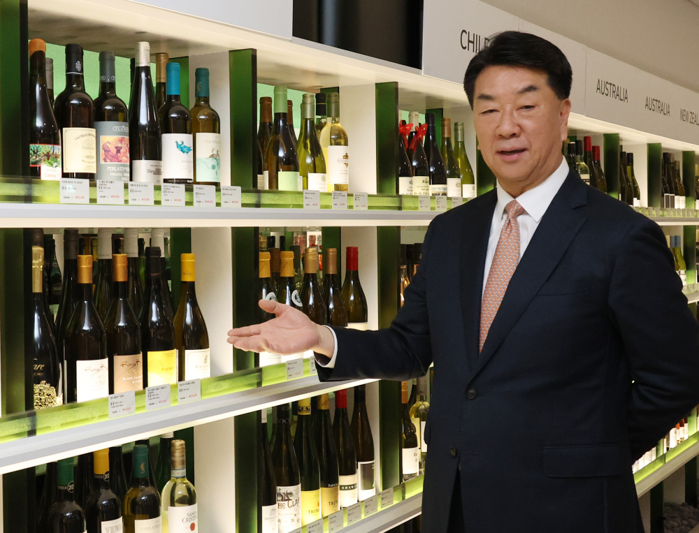 ▲이권휴 와인나라 대표가 26일 서울 명동 르메르디앙 호텔에 위치한 와인나라 명동점 모와(MOWa)에서 이투데이와 인터뷰에 앞서 포즈를 취하고 있다. 고이란 기자 photoeran@ (이투데이DB)