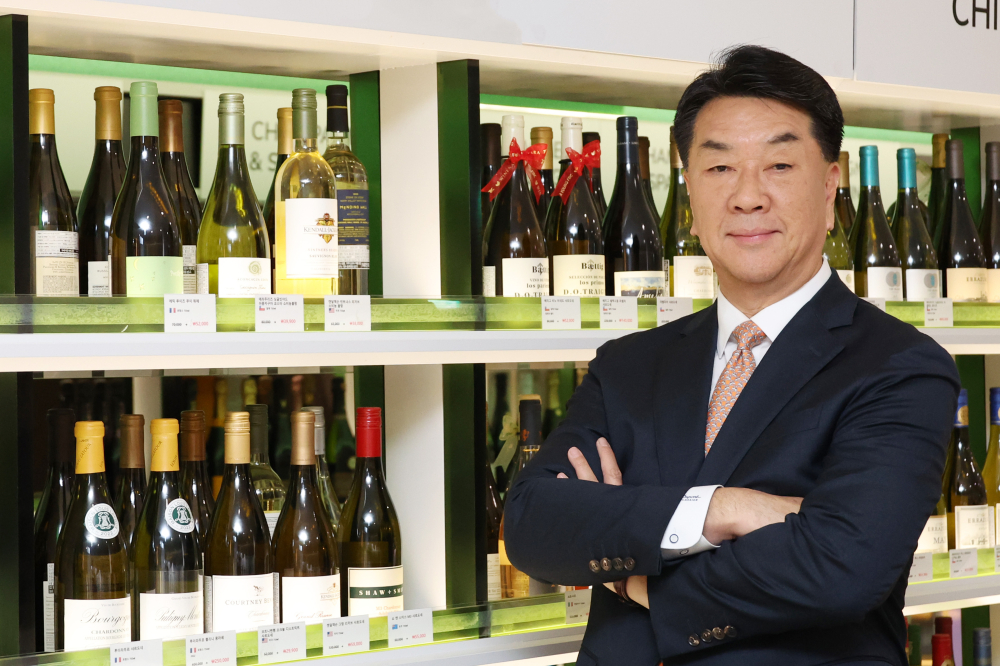 ▲이권휴 와인나라 대표가 26일 서울 명동 르메르디앙 호텔에 위치한 와인나라 명동점 모와(MOWa)에서 이투데이와 인터뷰에 앞서 포즈를 취하고 있다. 고이란 기자 photoeran@ (이투데이DB)