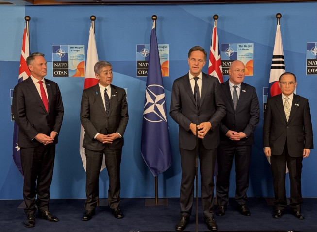 ▲위성락(사진 맨 오른쪽) 국가안보실장이 25일(현지시간) 나토 정상회의에 참석해 루터 사무총장, 크리스토퍼 럭슨 뉴질랜드 총리, 리차드 말스 호주 부총리 겸 국방장관, 이와야 다케시 일본 외무상과 함께 나토-인태 파트너 특별행사에 나섰다. (대통령실 )