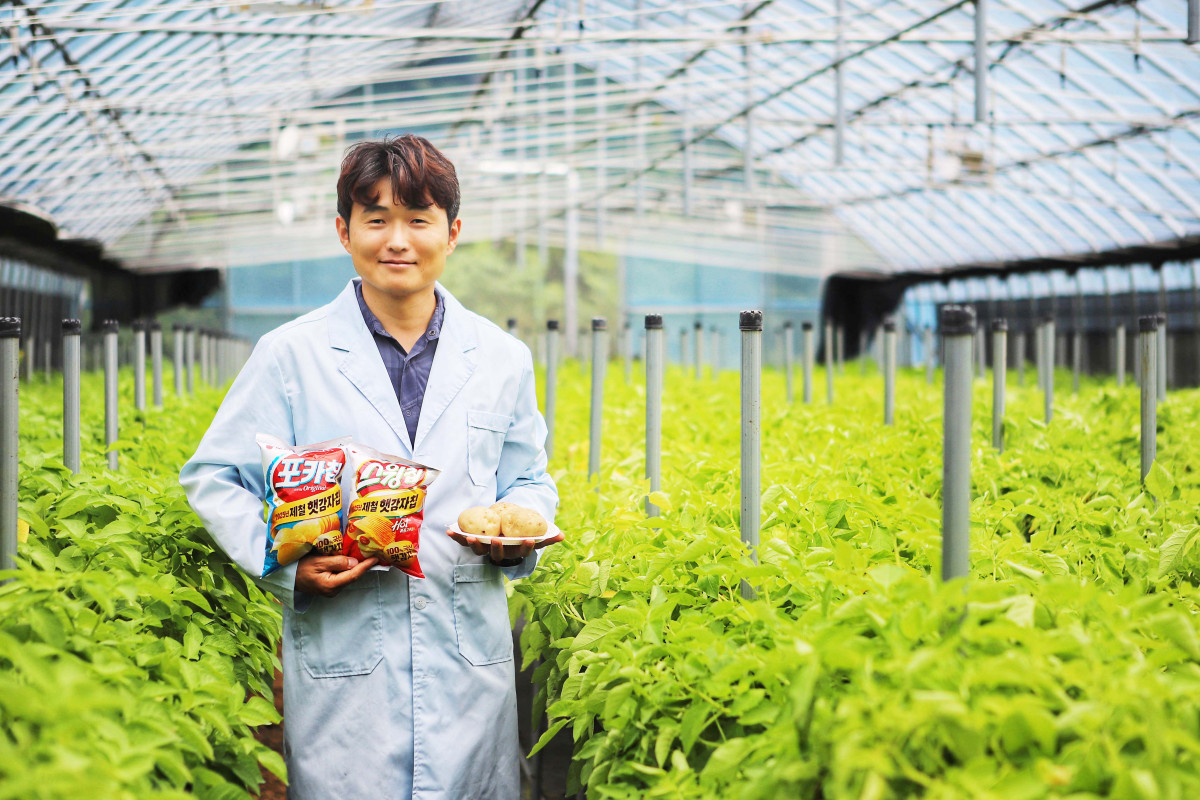 ▲황순원 오리온 종서개발파트장이 27일 오리온 감자연구소에서 이투데이와의 인터뷰에 앞서 포즈를 취하고 있다. (사진제공=오리온)