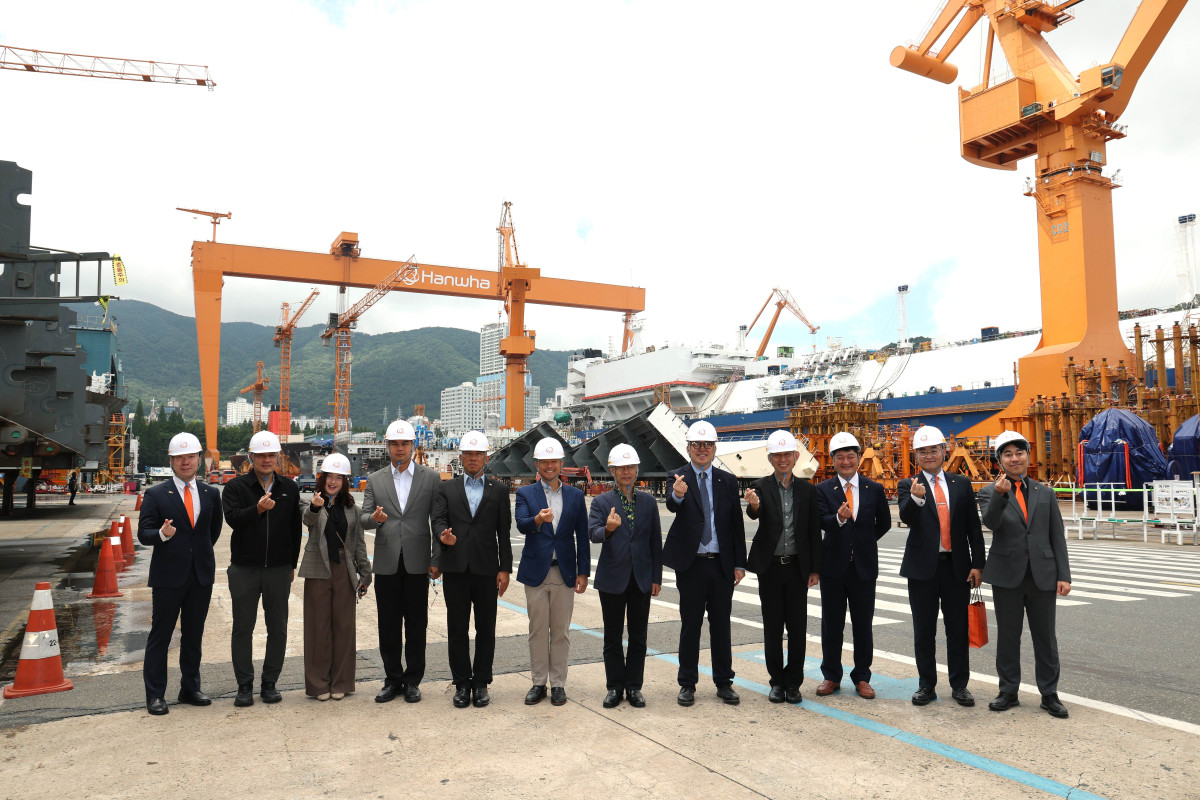 ▲25일 한화오션 거제사업장을 방문한 태국 해군 대표단이 기념사진을 찍고 있다. (사진= 한화오션)