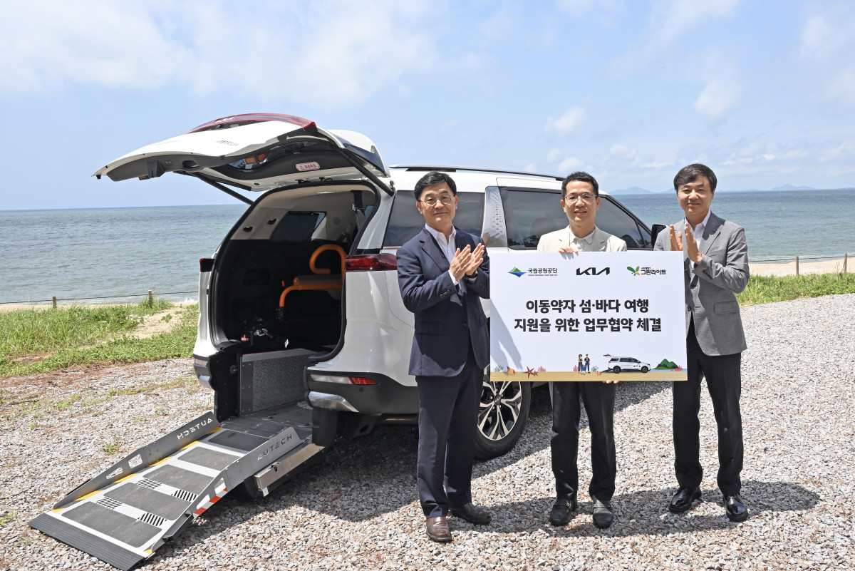 ▲(왼쪽부터) 주대영 국립공원공단 이사장, 이덕현 기아 지속가능경영실장, 이재강 사단법인 그린라이트 회장이 기념 사진을 촬영하는 모습. (사진=기아)