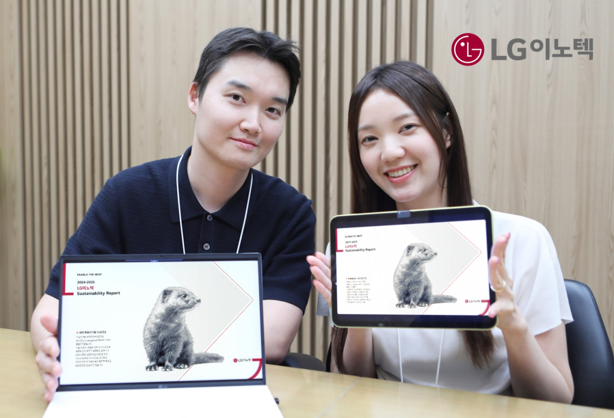 ▲LG이노텍 직원들이 ‘2024-2025 지속가능성보고서’를 소개하고 있다. (사진제공-LG이노텍)