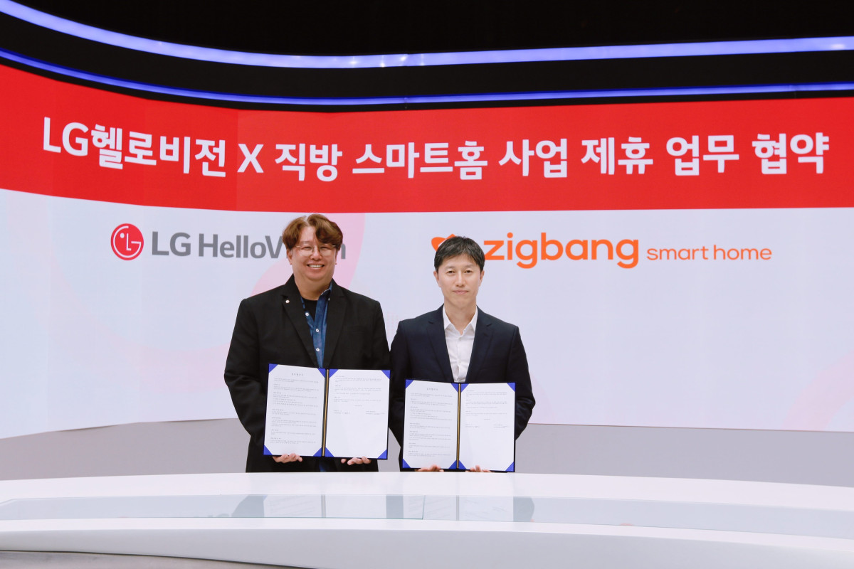 ▲LG헬로비전과 직방이 지난 25일 스마트홈 렌탈 사업 제휴를 위한 업무협약(MOU)을 체결했다. LG헬로비전 본사에서 진행된 업무 협약식에서 (왼쪽부터) 손기영 LG헬로비전 상무와 정진우 직방 부사장이 기념촬영을 하고 있는 모습.
 (사진제공=LG헬로비전)