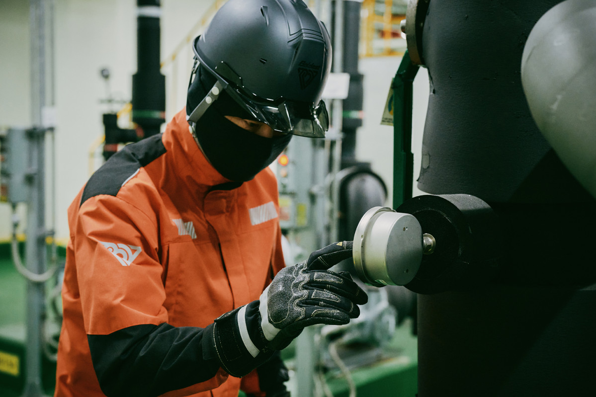 ▲코오롱인더스트리 구미공장 직원이 볼디스트의 방염복을 입고 근무하고 있다.  (사진제공=코오롱FnC)