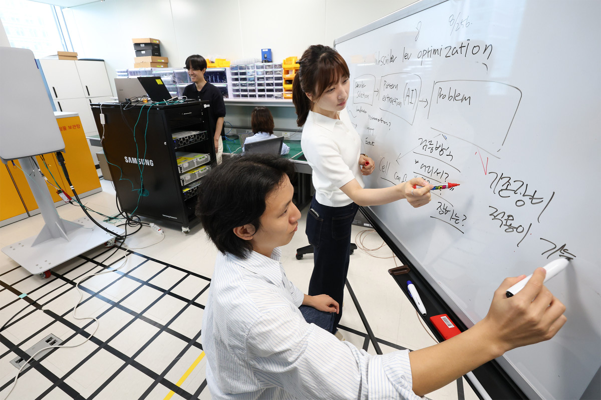 ▲KT(대표이사 김영섭)가 삼성전자와 함께 AI 기반 무선망 최적화 기술 개발 및 검증에 성공했다고 26일 밝혔다. 사진은 KT-삼성리서치 공동 연구팀이 무선망 최적화 기술 개발을 논의하는 모습. (사진제공=KT)