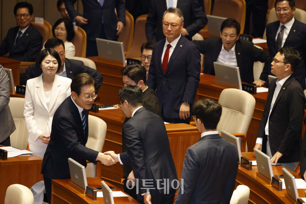 ▲이재명 대통령이 26일 서울 여의도 국회 본회의에서 2025년도 제2회 추가경정예산안에 대한 시정연설을 마치고 국민의힘 의원들과 인사하고 있다. 고이란 기자 photoeran@