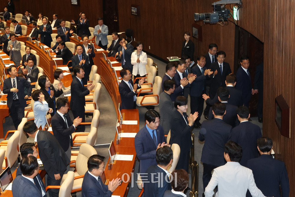 ▲이재명 대통령이 26일 서울 여의도 국회 본회의에서 2025년도 제2회 추가경정예산안에 대한 시정연설을 마치고 더불어민주당 의원들의 박수를 받으며 퇴장하고 있다. 고이란 기자 photoeran@