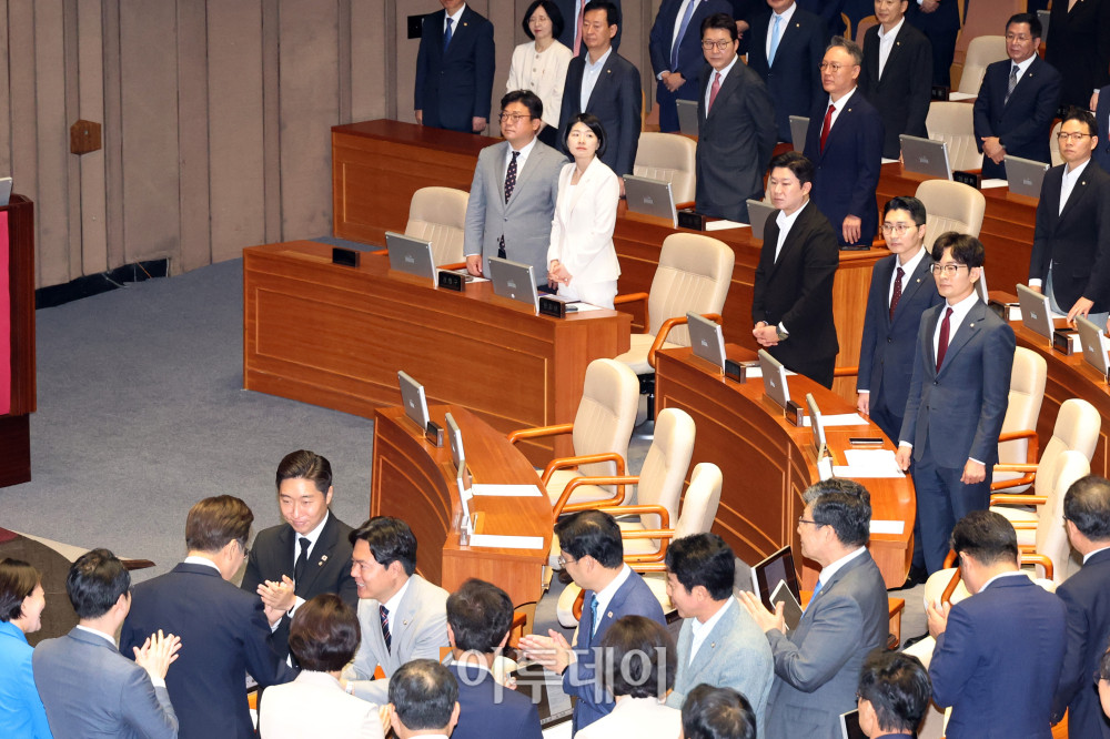 ▲이재명 대통령이 26일 서울 여의도 국회 본회의에서 2025년도 제2회 추가경정예산안에 대한 시정연설을 위해 회의장에 입장하고 있다. 더불어민주당 의원들은 박수를 치며 이 대통령을 맞이하고 국민의힘 의원들은 굳은 표정으로 자리에 서있다. 고이란 기자 photoeran@