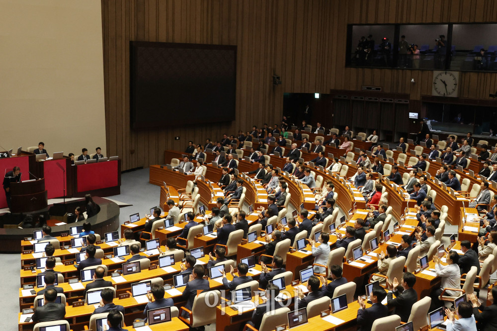 ▲이재명 대통령이 26일 서울 여의도 국회 본회의에서 2025년도 제2회 추가경정예산안에 대한 시정연설을 마치고 더불어민주당 의원들의 박수를 받으며 인사하고 있다. 고이란 기자 photoeran@