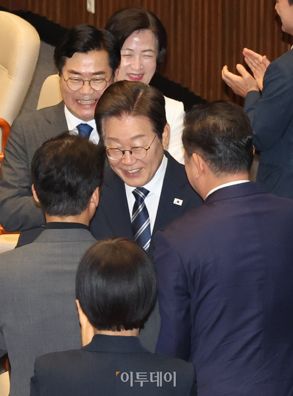 ▲이재명 대통령이 26일 서울 여의도 국회 본회의에서 2025년도 제2회 추가경정예산안에 대한 시정연설을 위해 회의장에 입장하며 김민석 국무총리 후보자와 악수하고 있다. 고이란 기자 photoeran@