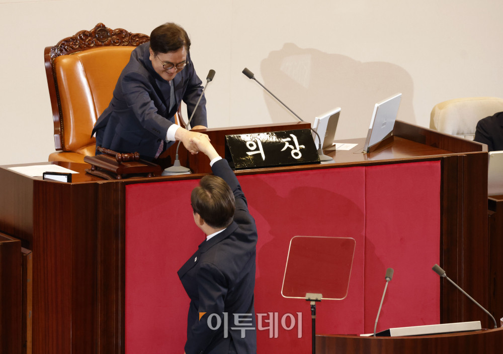 ▲이재명 대통령이 26일 서울 여의도 국회 본회의에서 2025년도 제2회 추가경정예산안에 대한 시정연설을 마치고 우원식 국회의장과 악수하고 있다. 고이란 기자 photoeran@