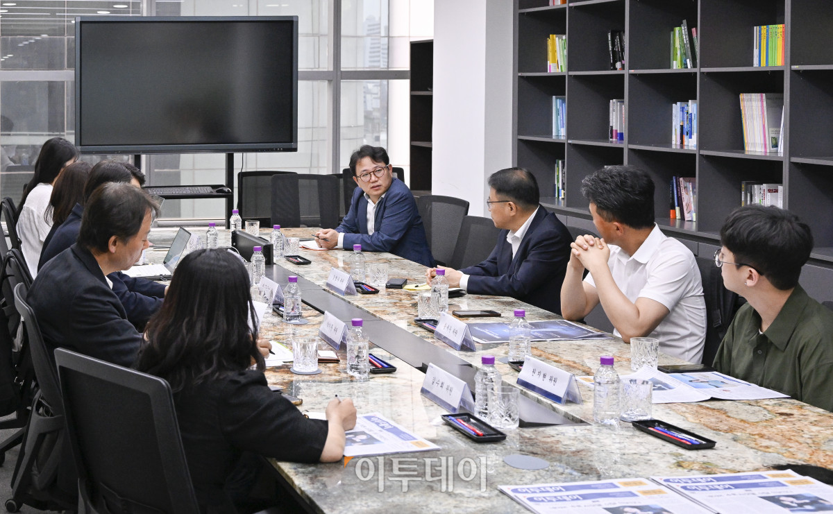 ▲26일 서울 강남구 이투데이빌딩에서 이투데이 2025년 독자편집위원회 회의가 열리고 있다. 이날 회의에는 이규복 위원장을 비롯한 강명수, 배진아, 김수희, 황세운, 박기준, 원지현 위원과 홍기범 이투데이 부국장 등이 참석해 의견을 나눴다. 조현호 기자 hyunho@