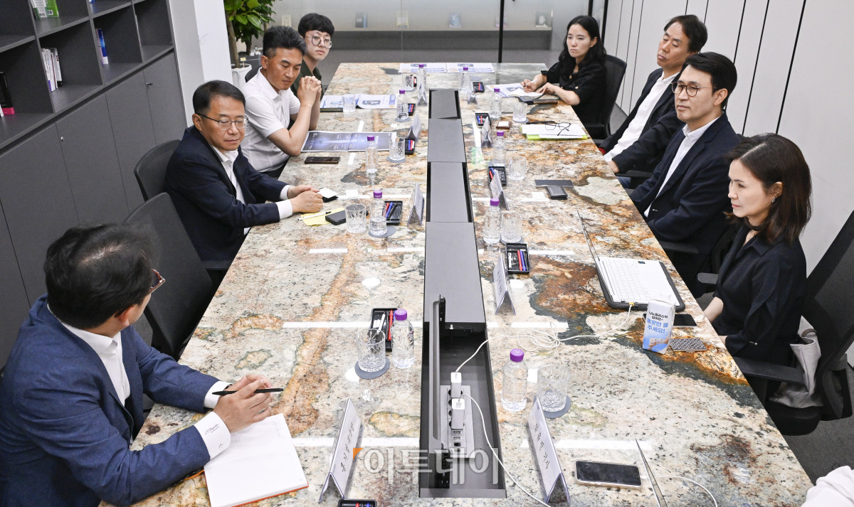 ▲26일 서울 강남구 이투데이빌딩에서 이투데이 2025년 독자편집위원회 회의가 열리고 있다. 이날 회의에는 이규복 위원장을 비롯한 강명수, 배진아, 김수희, 황세운, 박기준, 원지현 위원과 홍기범 이투데이 부국장 등이 참석해 의견을 나눴다. 조현호 기자 hyunho@