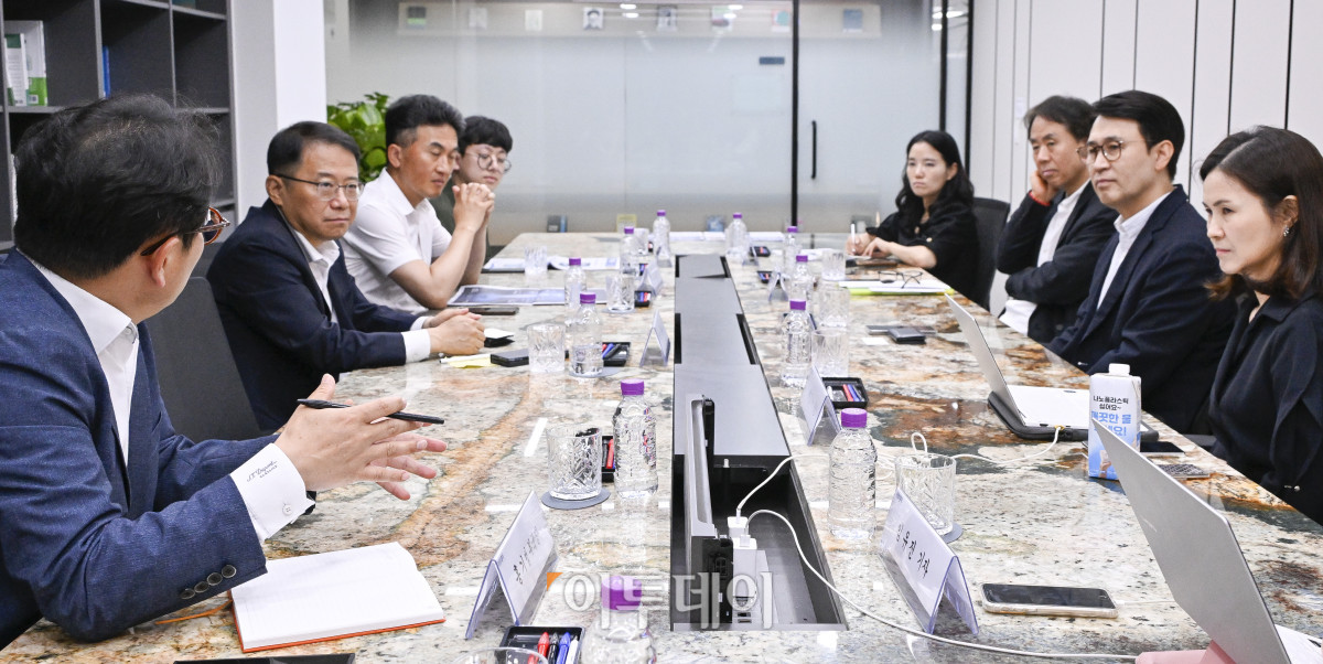 ▲26일 서울 강남구 이투데이빌딩에서 이투데이 2025년 독자편집위원회 회의가 열리고 있다. 이날 회의에는 이규복 위원장을 비롯한 강명수, 배진아, 김수희, 황세운, 박기준, 원지현 위원과 홍기범 이투데이 부국장 등이 참석해 의견을 나눴다. 조현호 기자 hyunho@