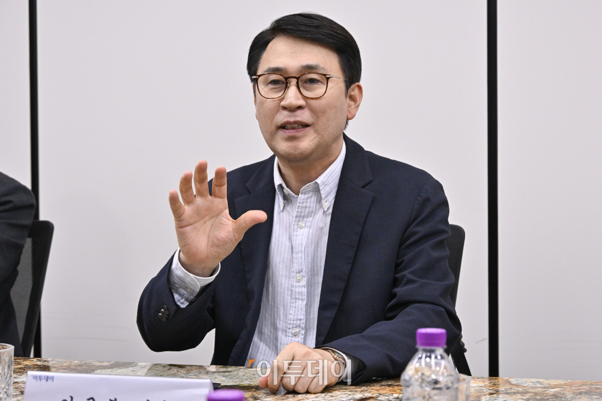 ▲이규복 이투데이 독자편집위원회 위원장이 26일 서울 강남구 이투데이빌딩에서 열린 이투데이 2025년 독자편집위원회 회의에서 인사말을 하고 있다. 조현호 기자 hyunho@